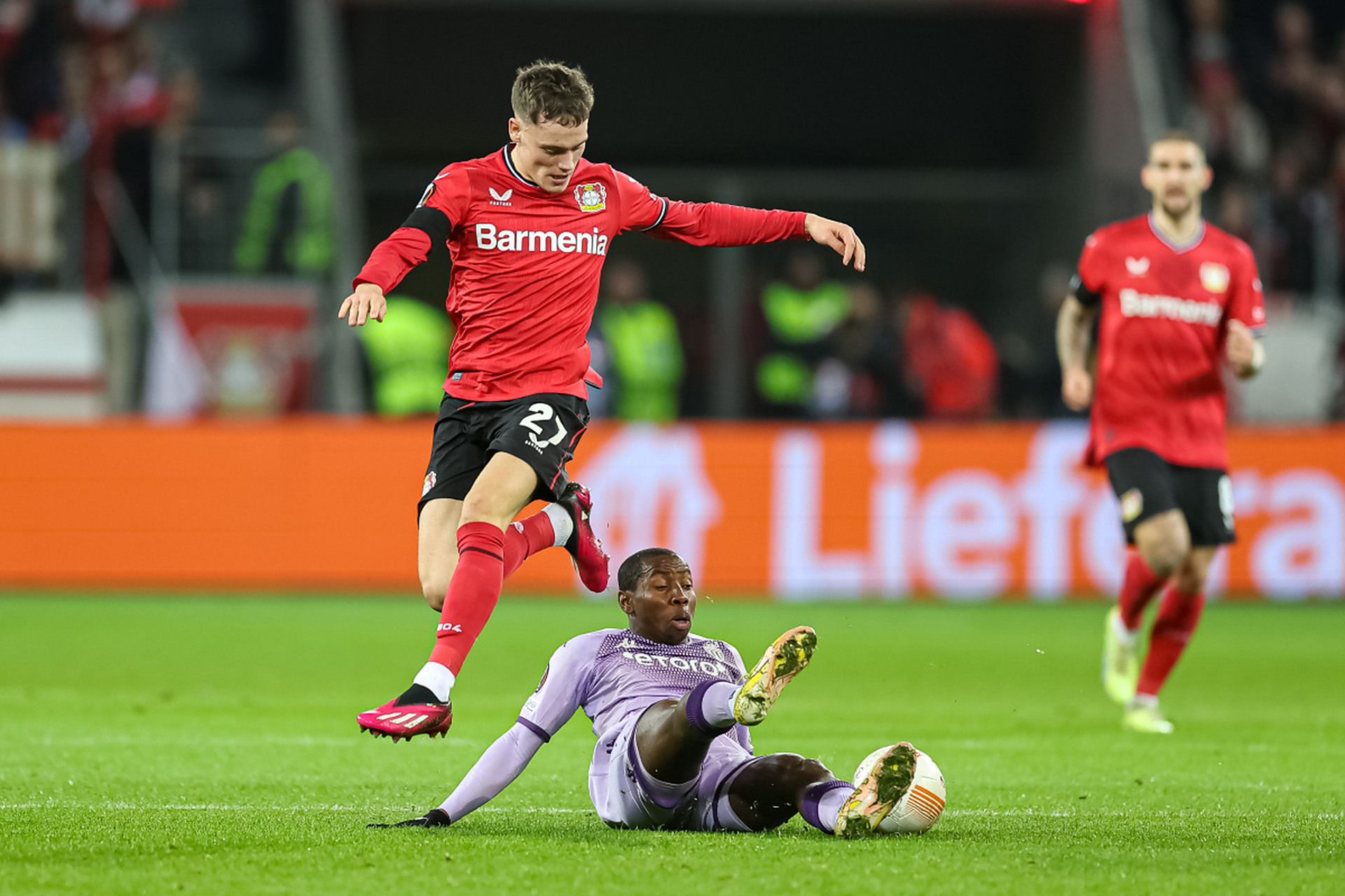 摩纳哥队在对阵波尔多队的比赛中奋勇作战